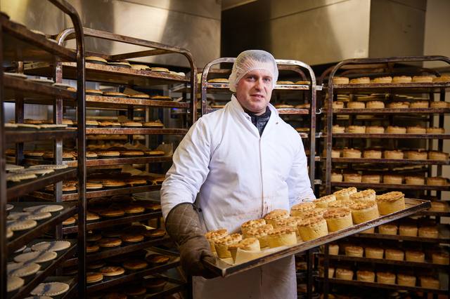 FreshCut-bakker met een plaat pies in de bakkerij in Dublin